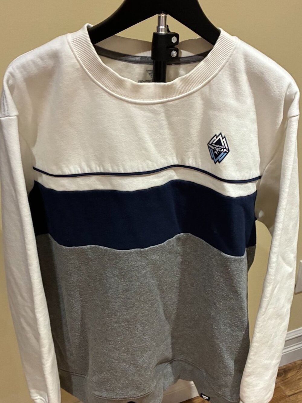 Men's Vancouver Whitecaps Crewneck Sweatshirt L/G Navy Cream Color Block Design